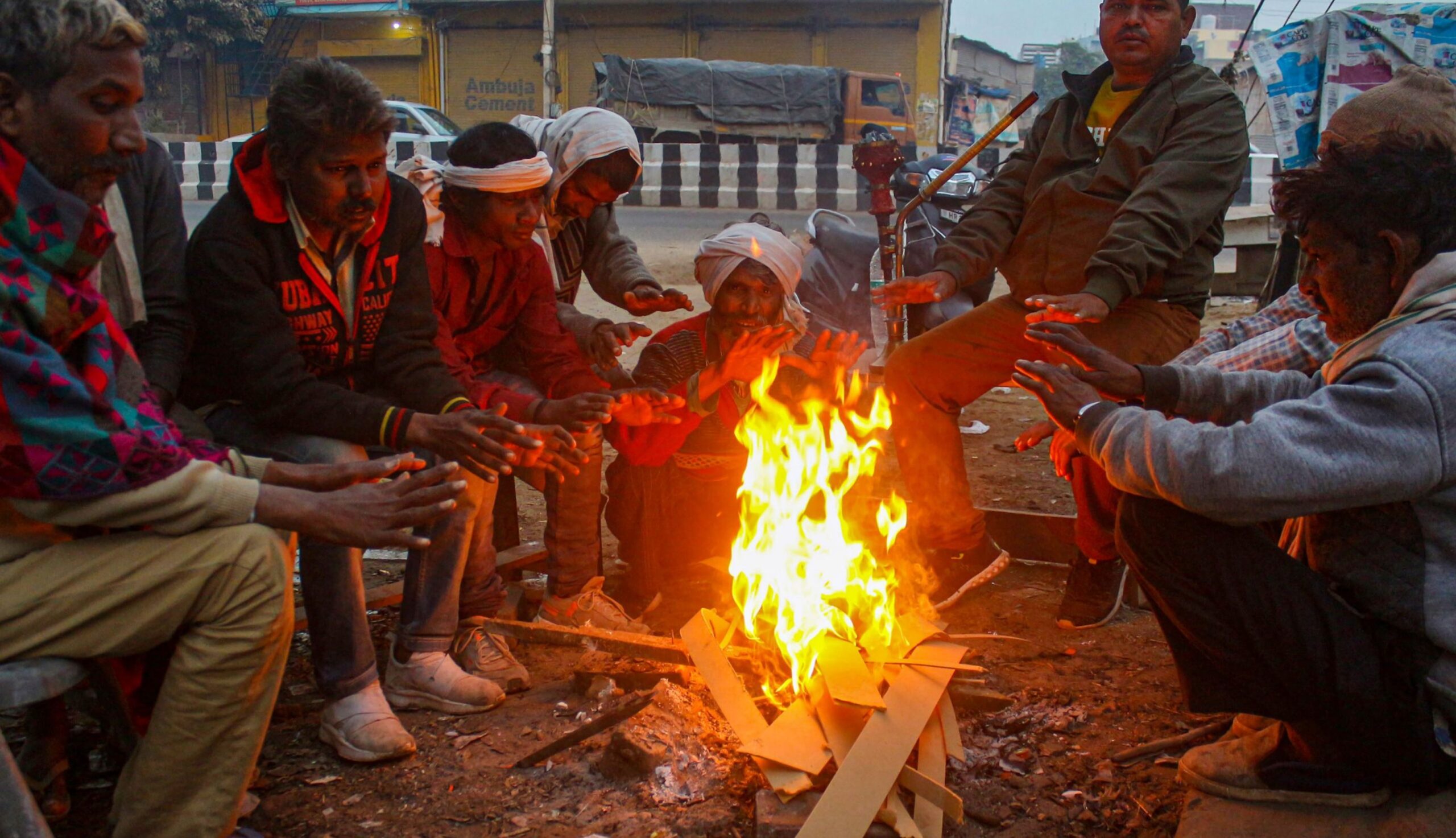 uttar-pradesh-severe-cold-and-cold-wave-dense-fog-at-many-places, lucknowcityweatherforecast,lucknow-city-common-man-issues,cold day in UP, UP weather news, UP Weather Today, UP Weather Forecast, UP Weather Update, UP weather, UP Mein Aaj Ka Mausam, UP Mein Aaj Ka Mausam, UP Mein Cold day, today's weather, effect of cold in UP, increased cold in UP, cold wave in UP, raining in UP, Uttar Pradesh news,