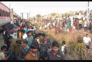 Jalgaon accident,Maharashtra accident,Jalgaon train accident news,Pushpak Express Accident,Karnataka Express,