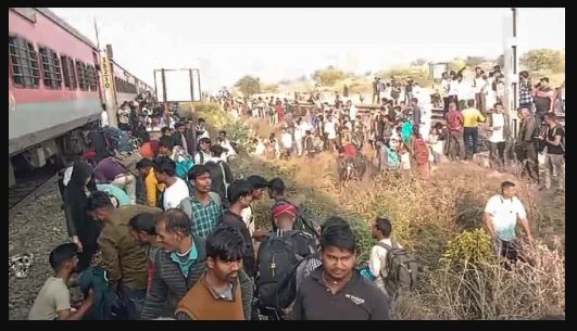 Jalgaon accident,Maharashtra accident,Jalgaon train accident news,Pushpak Express Accident,Karnataka Express,