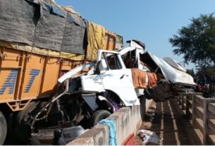 Bihar News: Car of devotees returning from Mahakumbh collides with truck in Rohtas, 2 killed, many injured, Accident, Bihar Accident News, Bihar News, Rohtas Accident News, Mahakumbh 2025, Sasaram Sadar Hospital, Bolero, Rohtas News, Bihar News, Road Accident, Road Accident in Bihar, Road Accident in Bihar, Road Accident in Rohtas, Mahakumbh 2025, Sasaram Sadar Hospital, Bolero Pickup, Rohtas News, Rohtas Shivsagar Police Station
