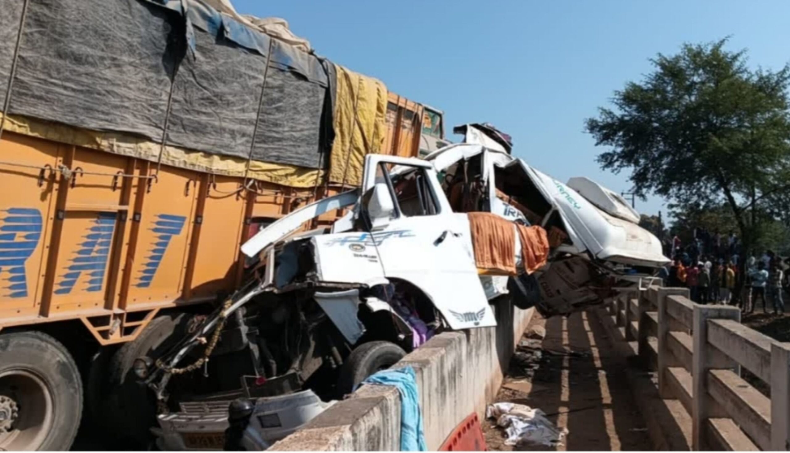 Bihar News: Car of devotees returning from Mahakumbh collides with truck in Rohtas, 2 killed, many injured, Accident, Bihar Accident News, Bihar News, Rohtas Accident News, Mahakumbh 2025, Sasaram Sadar Hospital, Bolero, Rohtas News, Bihar News, Road Accident, Road Accident in Bihar, Road Accident in Bihar, Road Accident in Rohtas, Mahakumbh 2025, Sasaram Sadar Hospital, Bolero Pickup, Rohtas News, Rohtas Shivsagar Police Station
