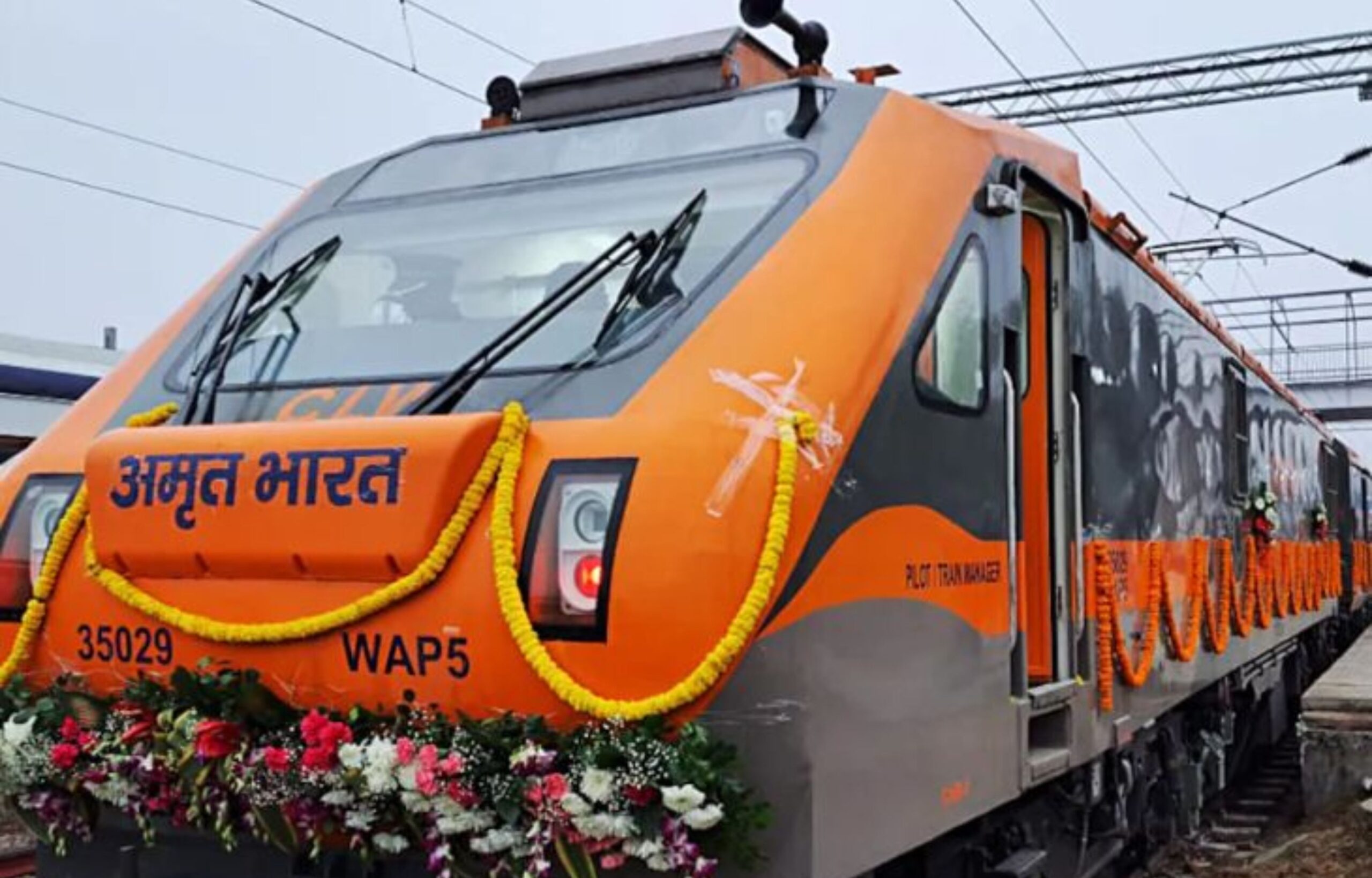 Jammu Kashmir: Successful trial of Katra-Srinagar Vande Bharat train, tourists welcomed with open heart. chenab rail bridge, vande bharat train, katra to srinagar vande bharat, indian railway, special Vande Bharat for Srinagar, Vande Bharat trial on Chenab bridge, Katra to Srinagar train trial, special of new Vande Bharat, Indian Railways, Vande Bharat trial