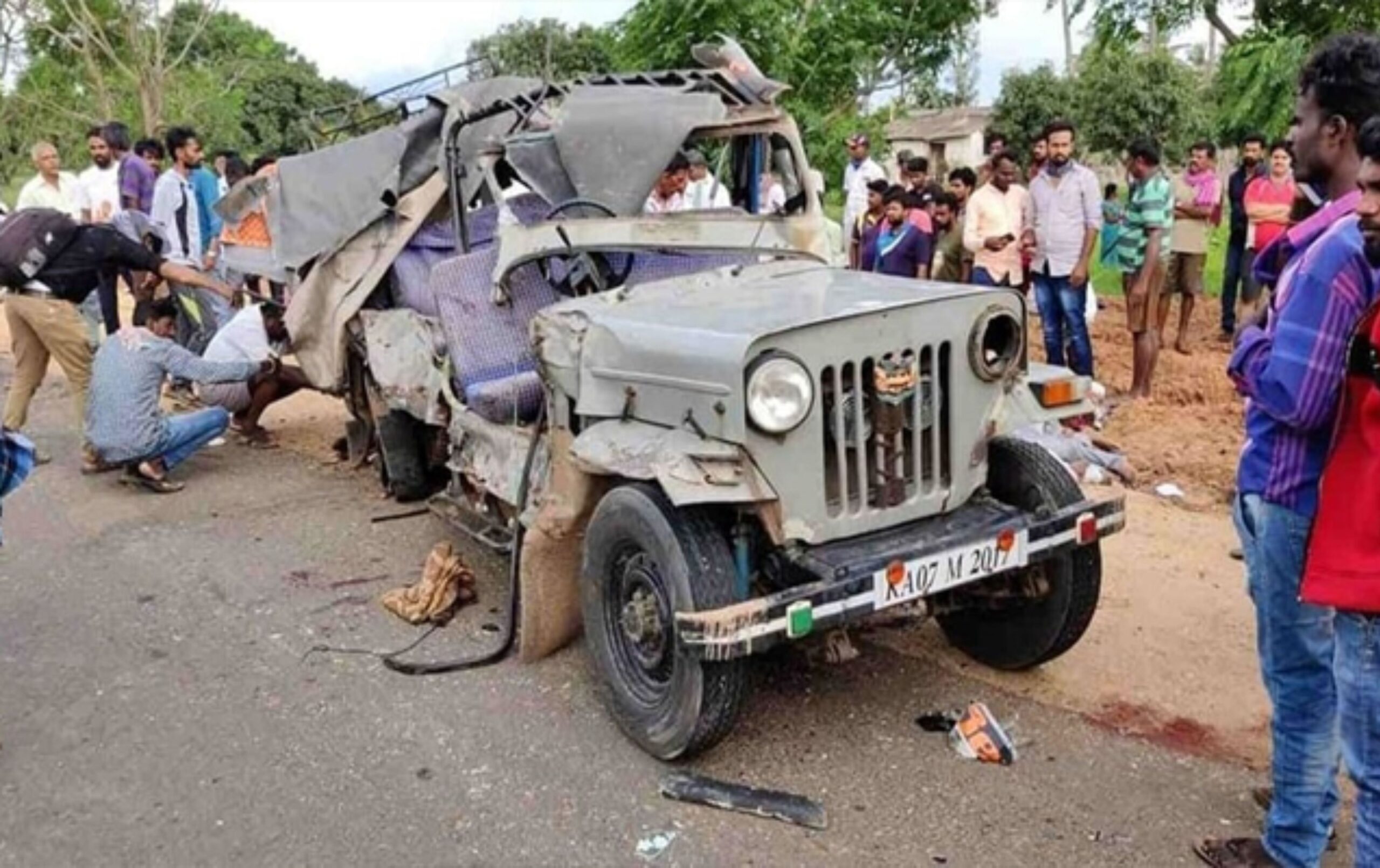 Varansi Accident: Jeep of devotees going to Prayagraj collides with truck... 6 killed, 5 injured, Varanasi Road Accident, Road Accident in Varanasi, Accident in Varanasi, Accident in Varanasi, Death in Accident, Accident in Varanasi, Accident in Varanasi; Car collides with parked truck, 4 people from Karnataka killed