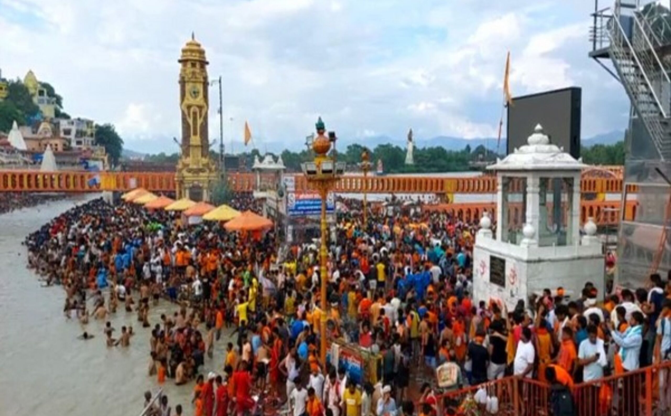 Mahashivratri: Devotees gathered at Daksh Prajapati Temple in Haridwar in Uttarakhand. Haridwar News, sawan somvar, UTTARAKHAND NEWS, Haridwar Daksh Prajapati Shiv Temple, Devotees Crowd in Haridwar Shiv Temple, Haridwar Devotees Jal Abhishek Shiv linga