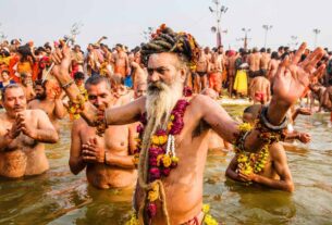 Maha Kumbh 2025: Amazing sight seen at the Sangam, devotees were mesmerized after seeing the Naga Sadhus who came to take 'Amrit Snan'. Mahakumbh 2025, naga sadhus, martial arts display, traditional weapons, cultural performances, kumbh mela, prayagraj kumbh mela