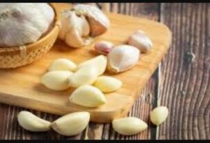 #GarlicBenefits, #HealthTips, #NighttimeEating, #WellnessJourney, #HealthyLiving, #NutritionMatters, #GarlicHealth, #FoodForThought, #HealthyHabits, #WellnessWisdom,