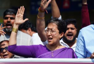 Delhi News: AAP protested at Mandi House, demanded BJP to give 'Rs 2,500 to women',