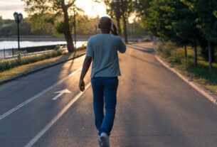 Walking Mistake: Do you also make these mistakes while walking, you may have to pay the price, walking mistakes, walking posture errors, health risks while walking, common walking mistakes, walking benefits, body harm from wrong walking, proper walking techniques, walking for fitness, walking posture tips, walking benefits and risks
