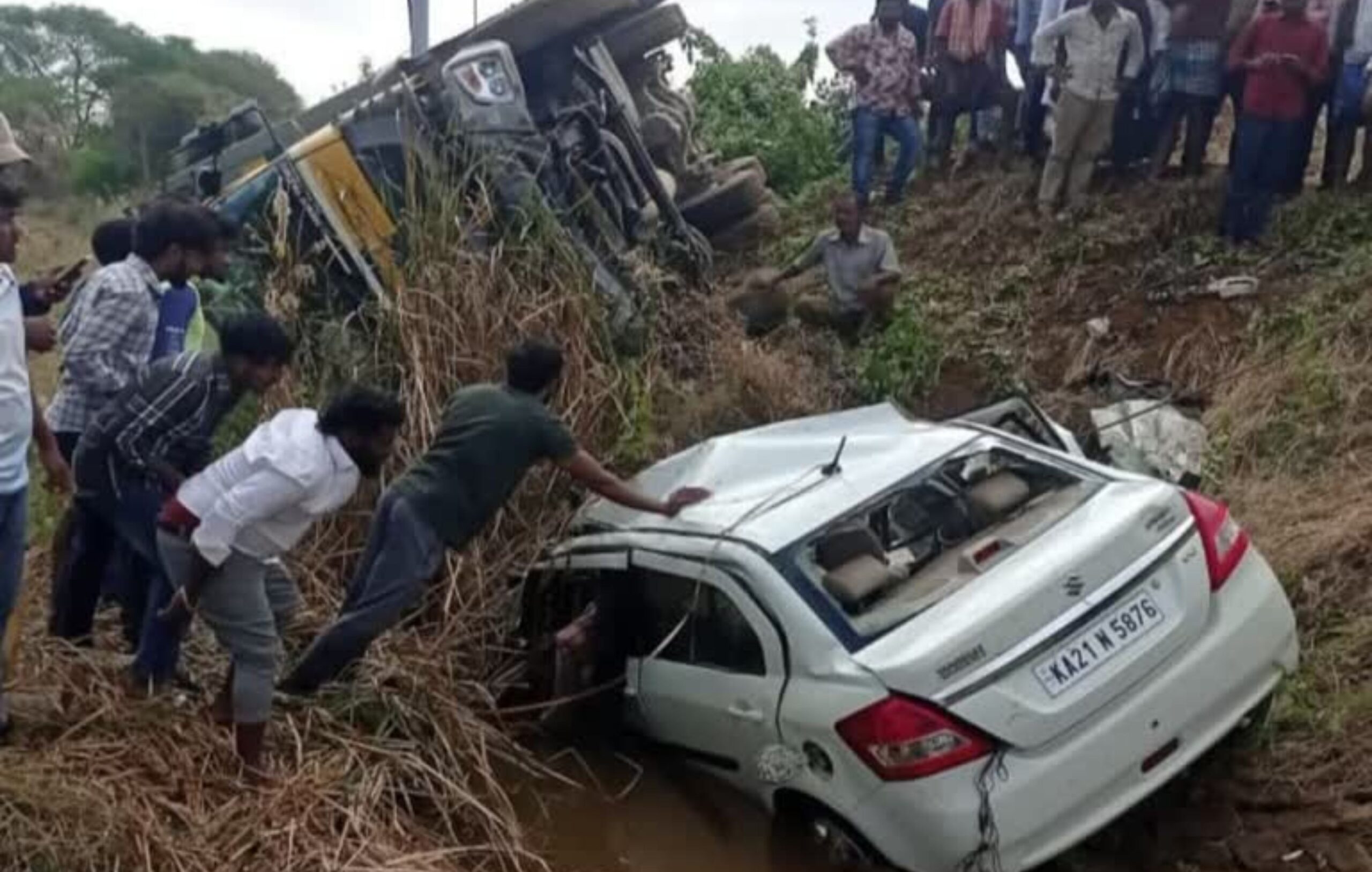 Karnataka: Car-lorry collision in Chitradurga, 5 people died on the spot, Tipper car collision, Karnataka road accident, five killed in Kollegal, Karnataka traffic police, major road accident, major road accident in Kollegal, Karnataka, five died on the spot