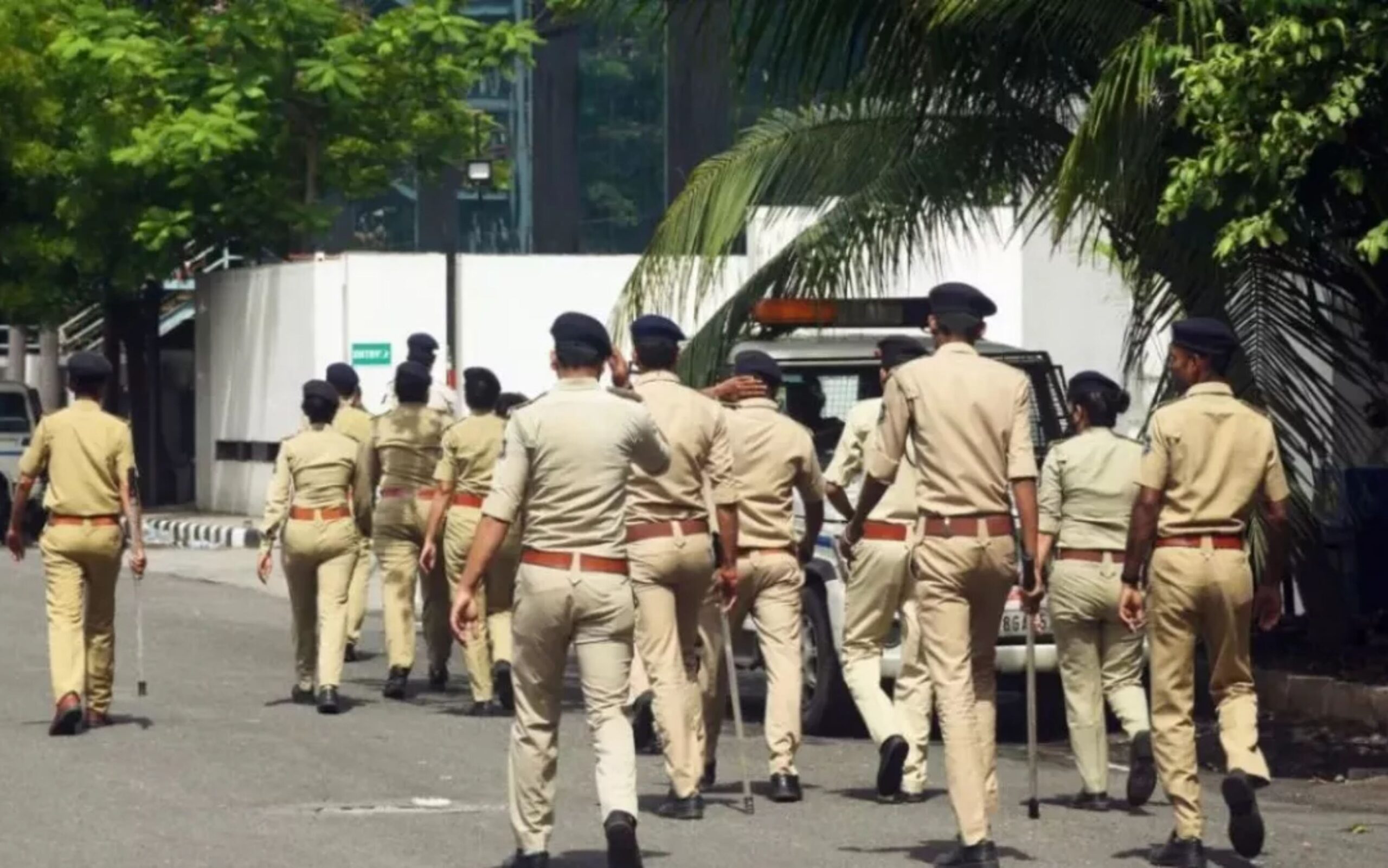 Bihar News: Police team attacked in Bhagalpur, 5 policemen injured, Bhagalpur Police attack, Bhagalpur Police attack by mob, Bhagalpur Police pitai, Bihar News, Bhagalpur News Today, Bihar News, Attack on Bhagalpur Police, Attack on Bihar Police, Bihar Police Beating Video, Bihar,