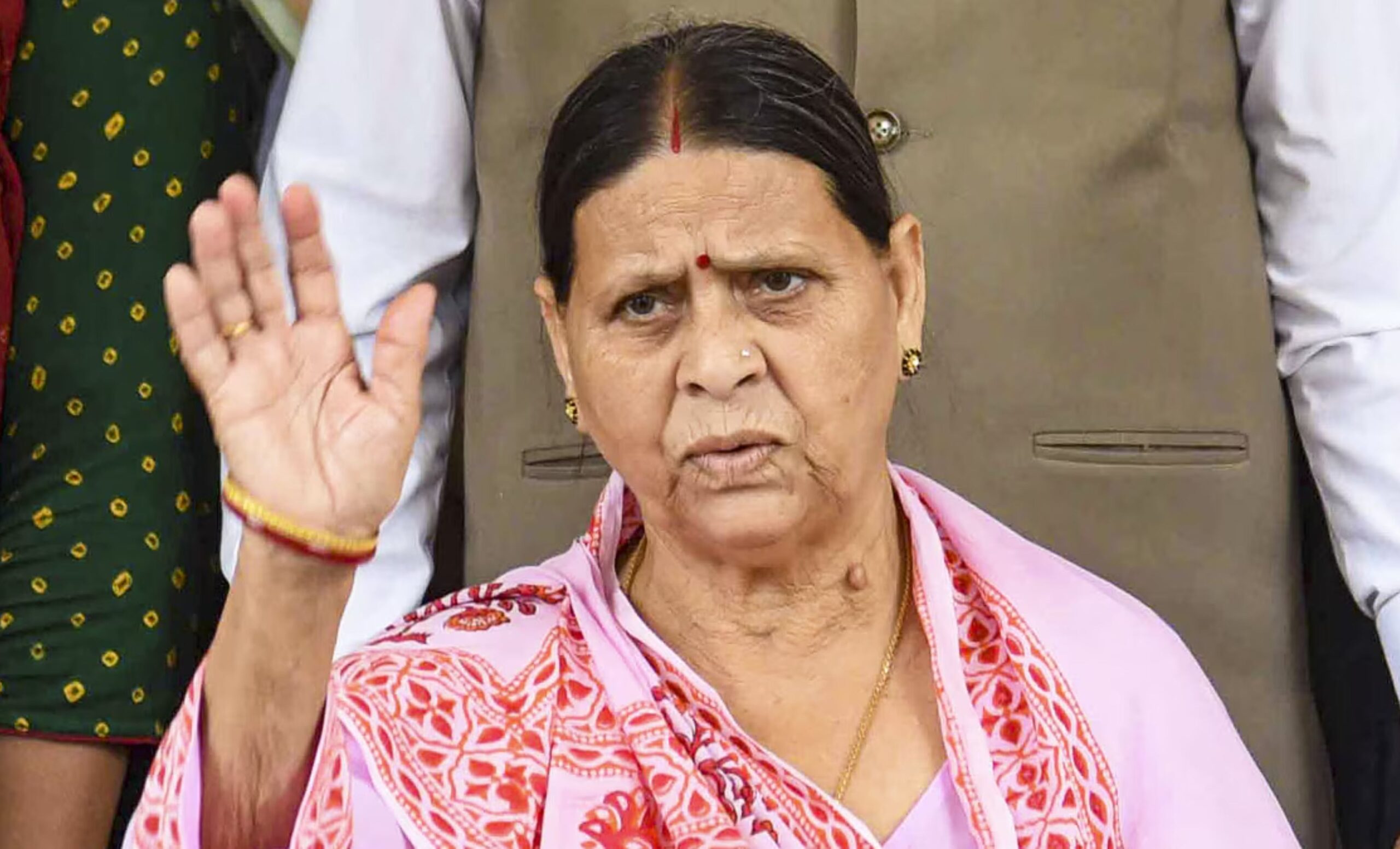 Bihar Politics: Politics heated up in Bihar... Poster against Nitish Kumar's rule put up outside Rabri Devi's residence, bihar politics, nitish kumar, rabri devi, clash between nitish-rabri, clash between rabri devi and ashok chaudhary, bihar politics, nitish kumar, rabri devi, clash between nitish-rabri