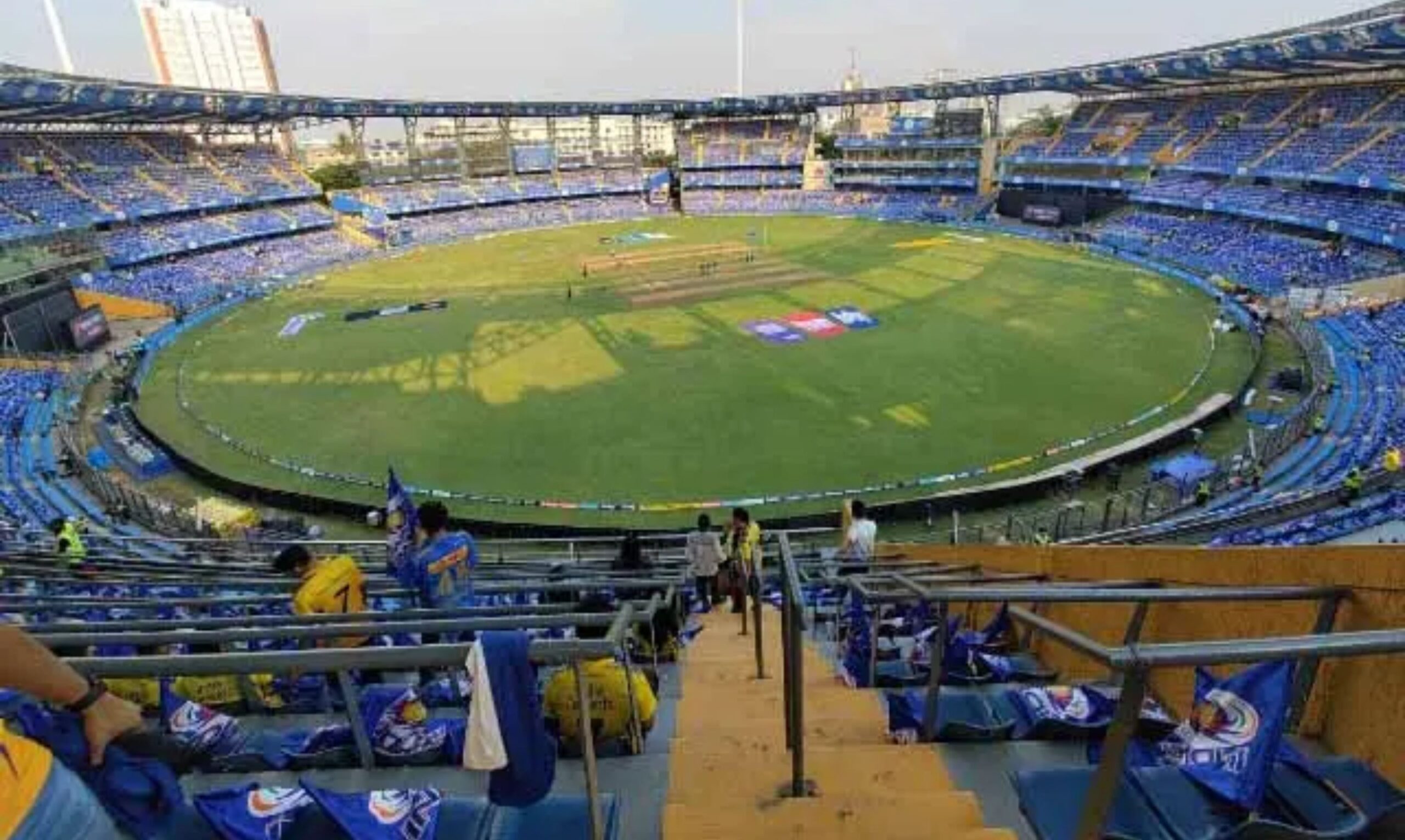 IPL 2025: IPL gathering at Wankhede Stadium, Mumbai Indians-Kolkata Knight Riders match will be interesting, mumbai indians vs kolkata knightriders, mumbai indians team, kolkata knightriders team, MI vs KKR IPL 2025 Today match, mi vs kkr pitch report, ipl 2025 today match, wankhede stadium pitch report, wankhede stadium records, hardik pandya, ajinkya rahane