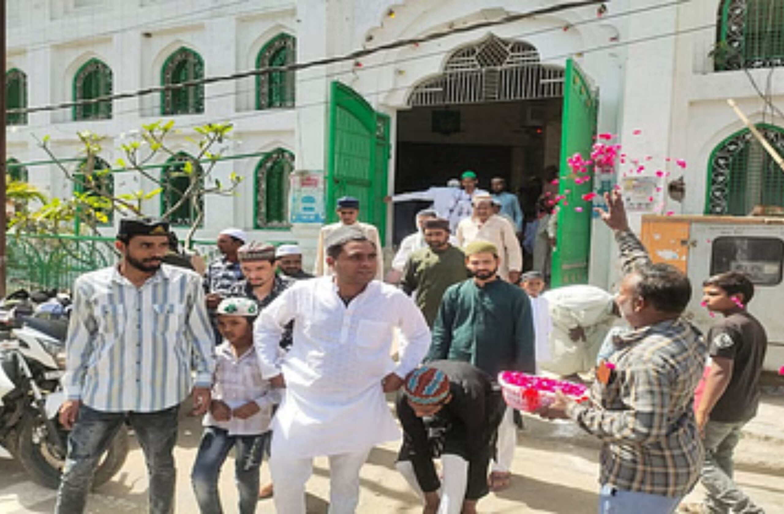 Eid Ul Fitr: Celebration of Eid-ul-Fitr, Hindus showered flowers on Namazis, people congratulated each other, Eid Ul Fitr, Rajasthan, Mosque in Gujarat, Idgah, Hindu-Muslim, Jaipur