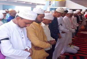 West Bengal: In protest against the Waqf Bill, people in Howrah offered Eid namaz wearing black bands, Waqf Bill namazi Protest, Waqf Bill protest, Namazis tied black bands against Waqf Bill, Waqf Bill Row, Waqf Bill protest, Namazis tied black bands in protest against Waqf Bill, Namazis tied black bands during Namaz