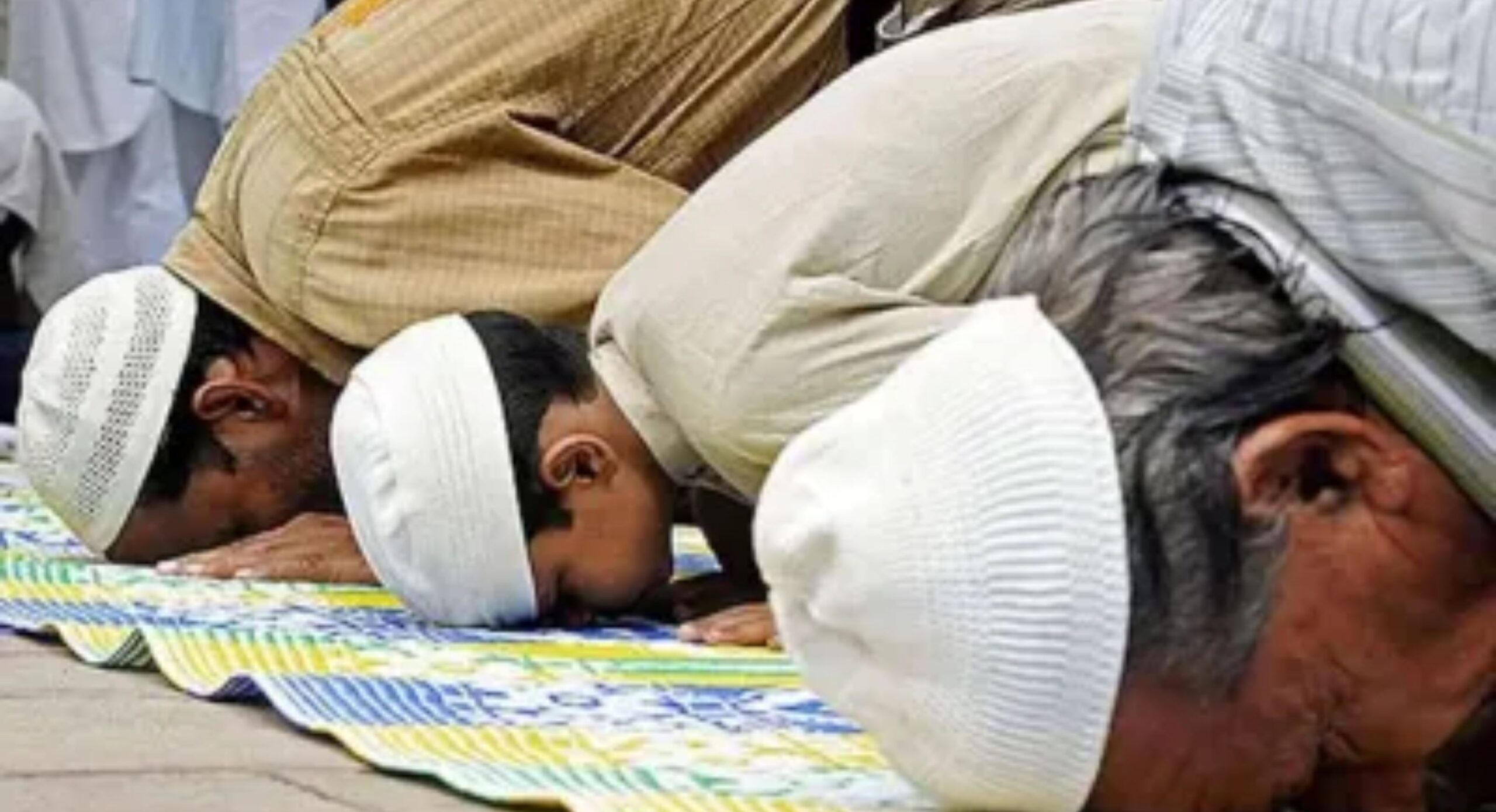 Andhra Pradesh: After Eid prayers in Vijayawada, people protested against the Waqf Bill, Waqf Bill namazi Protest, Waqf Bill protest, Namazis tied black bands against Waqf Bill, Waqf Bill Row, Waqf Bill protest, Namazis tied black bands in protest against Waqf Bill, Namazis tied black bands during Namaz