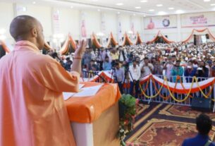 Uttar Pradesh: Support to young entrepreneurs in Gonda, CM Yogi distributed loan of Rs 55 crore, Gonda-General, CM Yogi, Loan for Youth, No Guarantee, 5 Lakh Loan, Self Employment, ODOP, Vishwakarma Labor Honor, Chief Minister Youth Entrepreneur Development Campaign, Uttar Pradesh News