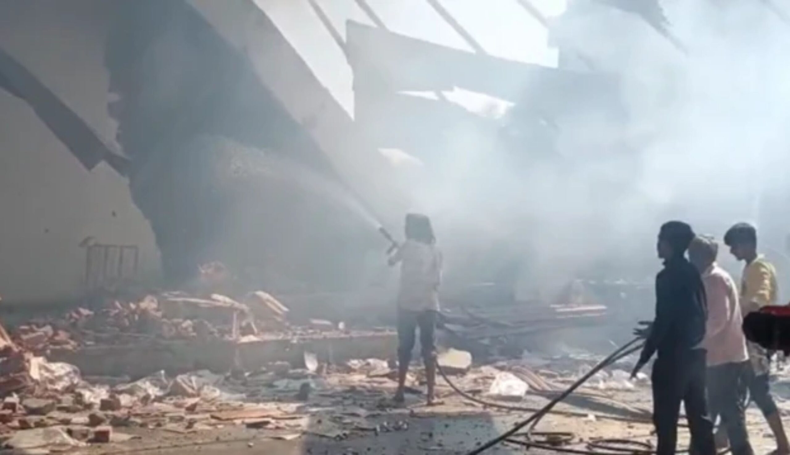 Gujarat Factory Blast: The last rites of 18 people killed in the Gujarat firecracker warehouse explosion were performed in MP, gujarat factory blast, gujarat blast, deesa firecracker factory blast, deesa news, deesa fire news, deesa blast, madhya pradesh news, gujarat news, banaskantha news, banaskantha blast