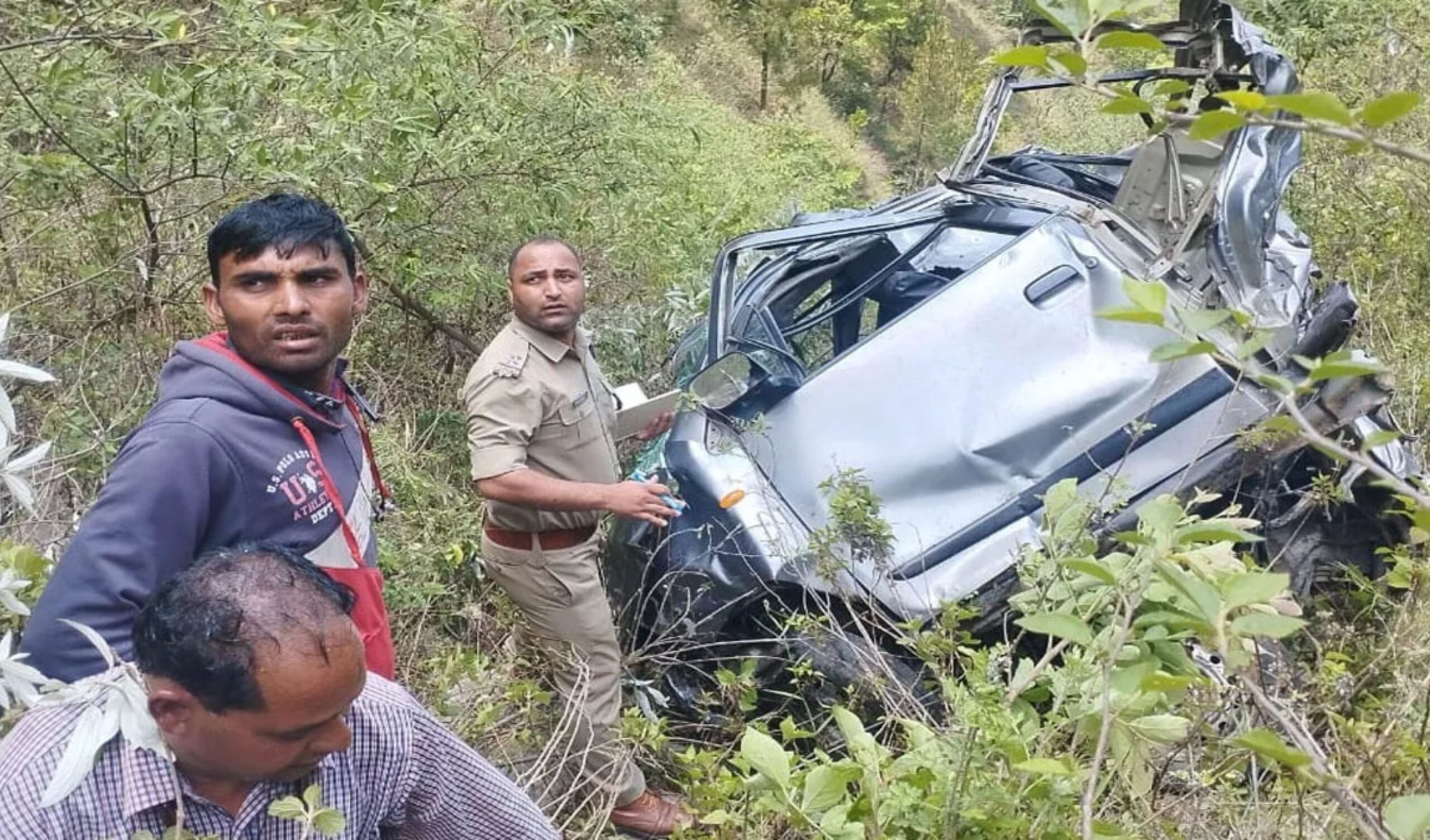 Tehri Car Accident: Tragic accident! Car of Delhi tourists fell into Tehri ravine, 5 people injured, Tehri accident, delhi, tourist car accident, kempty falls road accident, Dehradun News in Hindi, Latest Dehradun News in Hindi, Dehradun Hindi Samachar, Accident in Tehri, Car accident