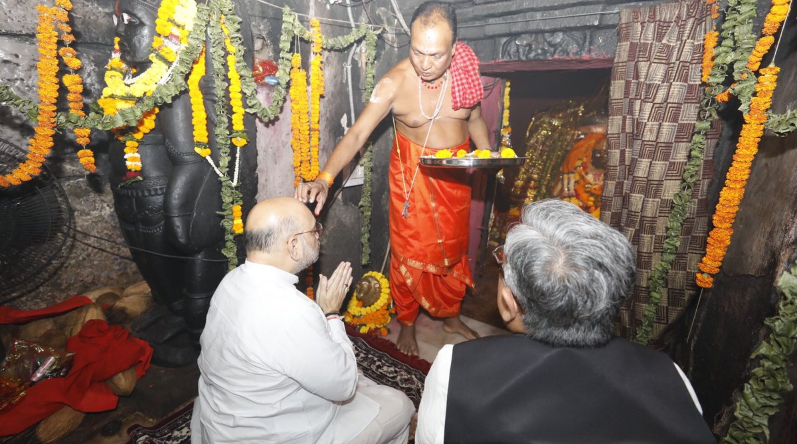 Chhattisgarh: Amit Shah offered prayers at Maa Danteshwari temple in Dantewada, amit shah chhattisgarh tour, home minister amit shah, amit shah high level meeting, maa danteshwari temple, anti naxal mission in chhattisgarh, naxalites surrender in chhattisgarh