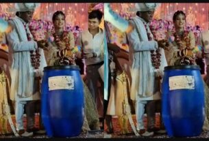 #groomfriendgiftbluedrumtobride, #bluedrumgiftedinwedding, #friendsgiftedbluedrumtonewlymarriedcouple, #funnyviralweddingvideo, #dostonedulhadulhankoneeladrumgiftkiya