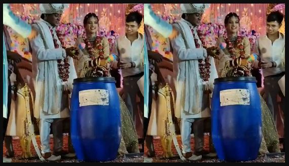 #groomfriendgiftbluedrumtobride, #bluedrumgiftedinwedding, #friendsgiftedbluedrumtonewlymarriedcouple, #funnyviralweddingvideo, #dostonedulhadulhankoneeladrumgiftkiya