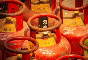 Aircraft Fuel Reduction: Aircraft fuel price reduced by 4%, commercial LPG cylinder rates also reduced, New lpg rate,new lpg cylinder rate,atf prices,petrol prices,diesel prices,Business News in Hindi,LPG cylinder,aviation fuel,LPG cylinder