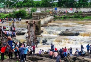 Accident News: Major accident in Pune! Old bridge collapses on Indrayani river, 4 dead and 18 injured, pune, bridge collapse, river, indrayani river, rescue operation, ndrf, negligence, administration, old bridge, metallic bridge, casualties, injured, search operation, disaster, accident, bridge safety, public safety, infrastructure failure, eyewitness account, pune news, srirang barne, pune accident, indrayani river accident