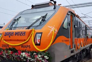 Jammu Kashmir: Vande Bharat departs with passengers for the first time, passengers receive a grand welcome, Vande Bharat to Kashmir, Train To Kashmir, Vande Bharat Express, Jammu Kashmir railways, Katra Srinagar train, PM Modi Flag Off Vande Bharat Express, Vande Bharat Express, Indian Railways, Vaishno Devi Katra, Srinagar railway connectivity, Udhampur Banihal Srinagar rail, AC chair car, Executive class