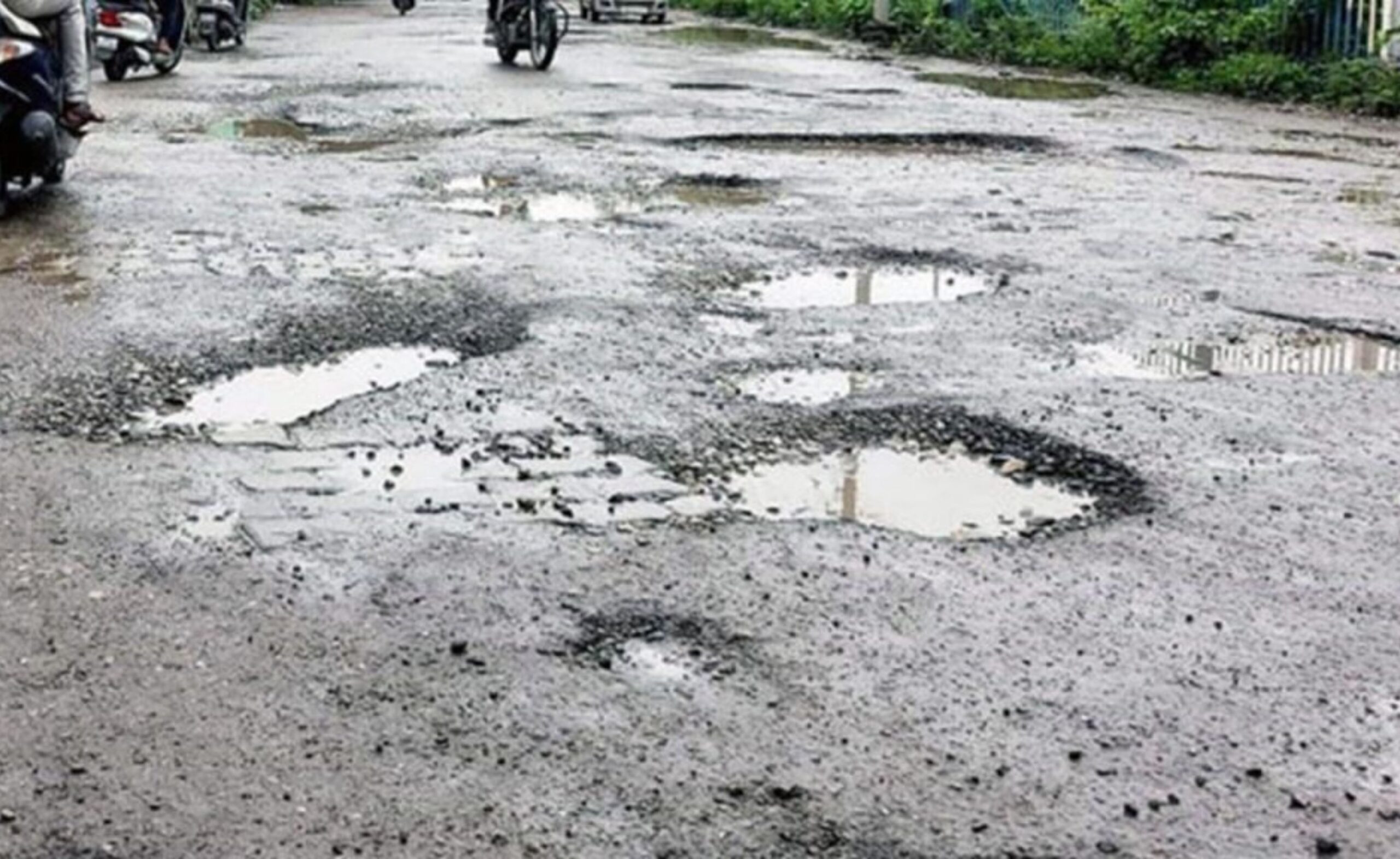 Delhi News: Preparation for monsoon in Delhi, Public Works Department filled more than 3,400 potholes in a single day, Delhi PWD road repair, Monsoon road preparation Delhi, Pothole filling campaign Delhi, Pravesh Verma PWD minister, Road maintenance Delhi, Pothole repair techniques, Urban infrastructure development, Delhi government road projects- #delhi, #PWD, #roadrepair, #mansoon, #road, #potholes, #PraveshVerma, #RekhaGupta