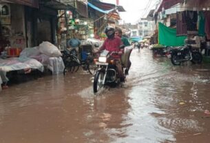 Jammu Kashmir: After heavy rains, water entered the houses and shops in Rajouri, people expressed anger over poor drainage system,