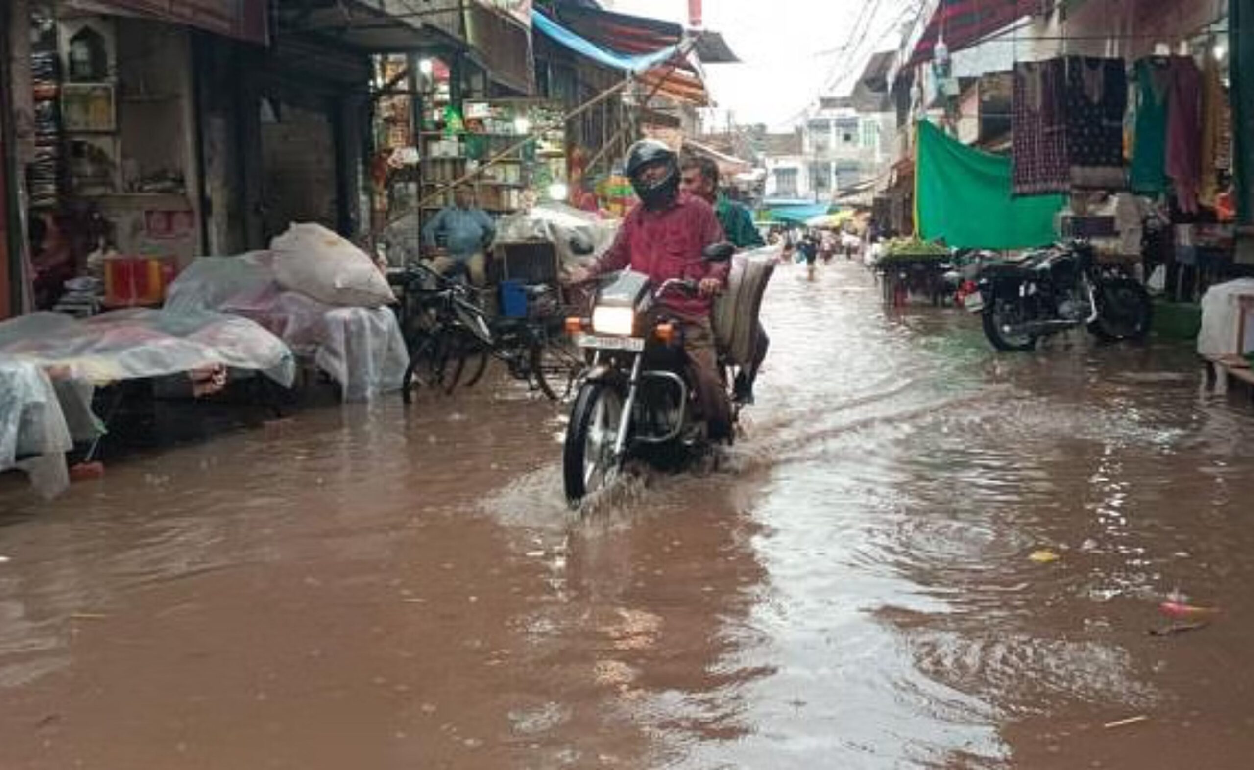 Jammu Kashmir: After heavy rains, water entered the houses and shops in Rajouri, people expressed anger over poor drainage system,