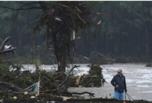 America: 32 killed in floods in Texas, search for missing people continues