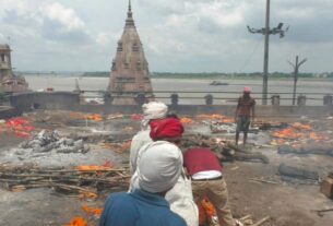 Uttar Pradesh: Ganga level rises in Varanasi, trouble in cremation at ghats, kashi flood, Varanasi flood, Varanasi Ganga water level rises, Varanasi Manikarnika Ghat submerged, Manikarnika Ghat last rites, Manikarnika Ghat rooftop,