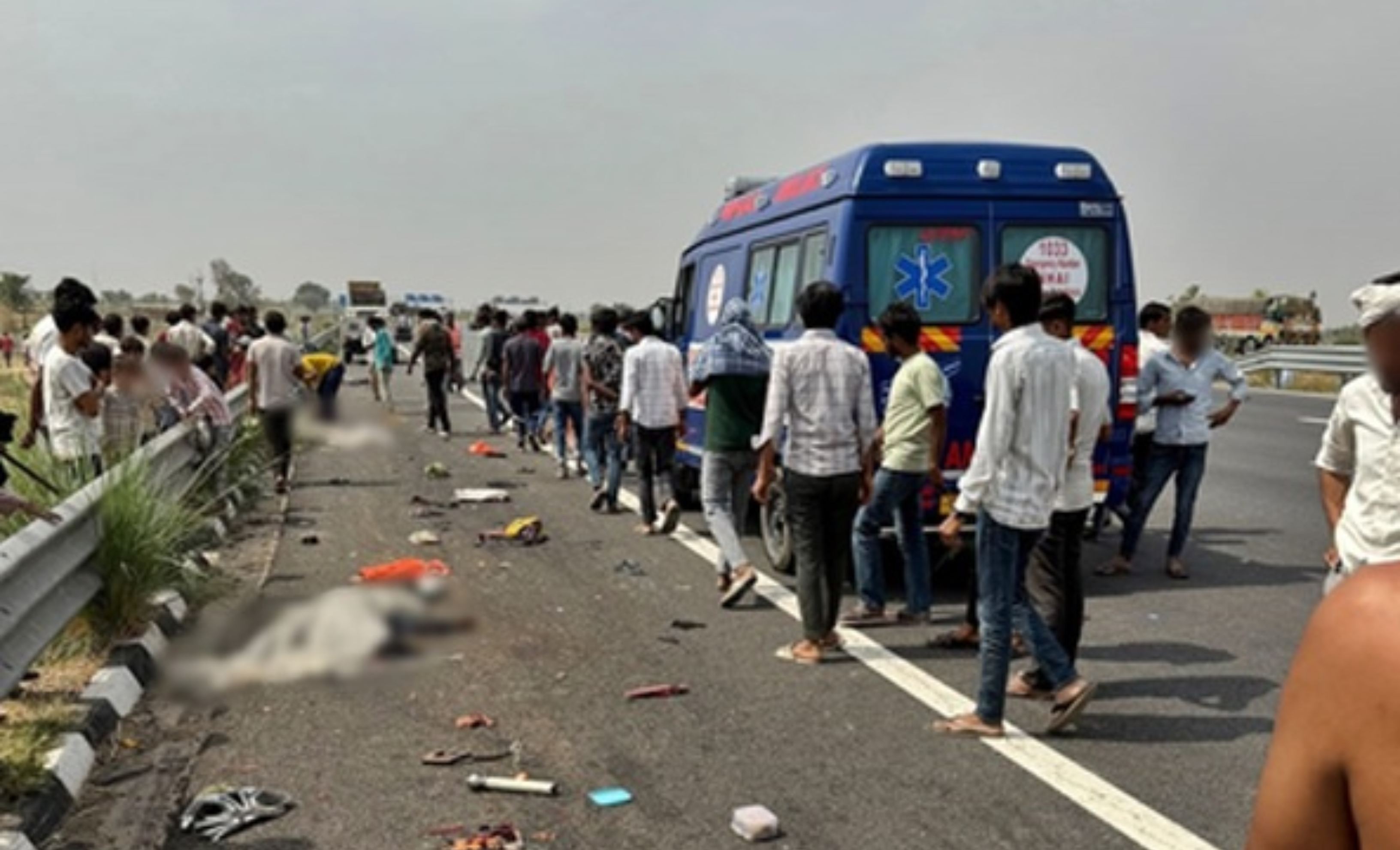 Road Accident: Mini bus and truck collide on Delhi-Mumbai Expressway, 4 people of the same family killed, Kota News, Kota News Today, Kota News in Hindi, Kota News, delhi-mumbai expressway, painful road accident, horrific road accident, karauli, admitted in kota hospital, budhadit police station area, chambal river, district hospital, budhadit police station officer- #kotanews, #LatestNews, #mumbai, #RoadAccident, #accident, #hospital