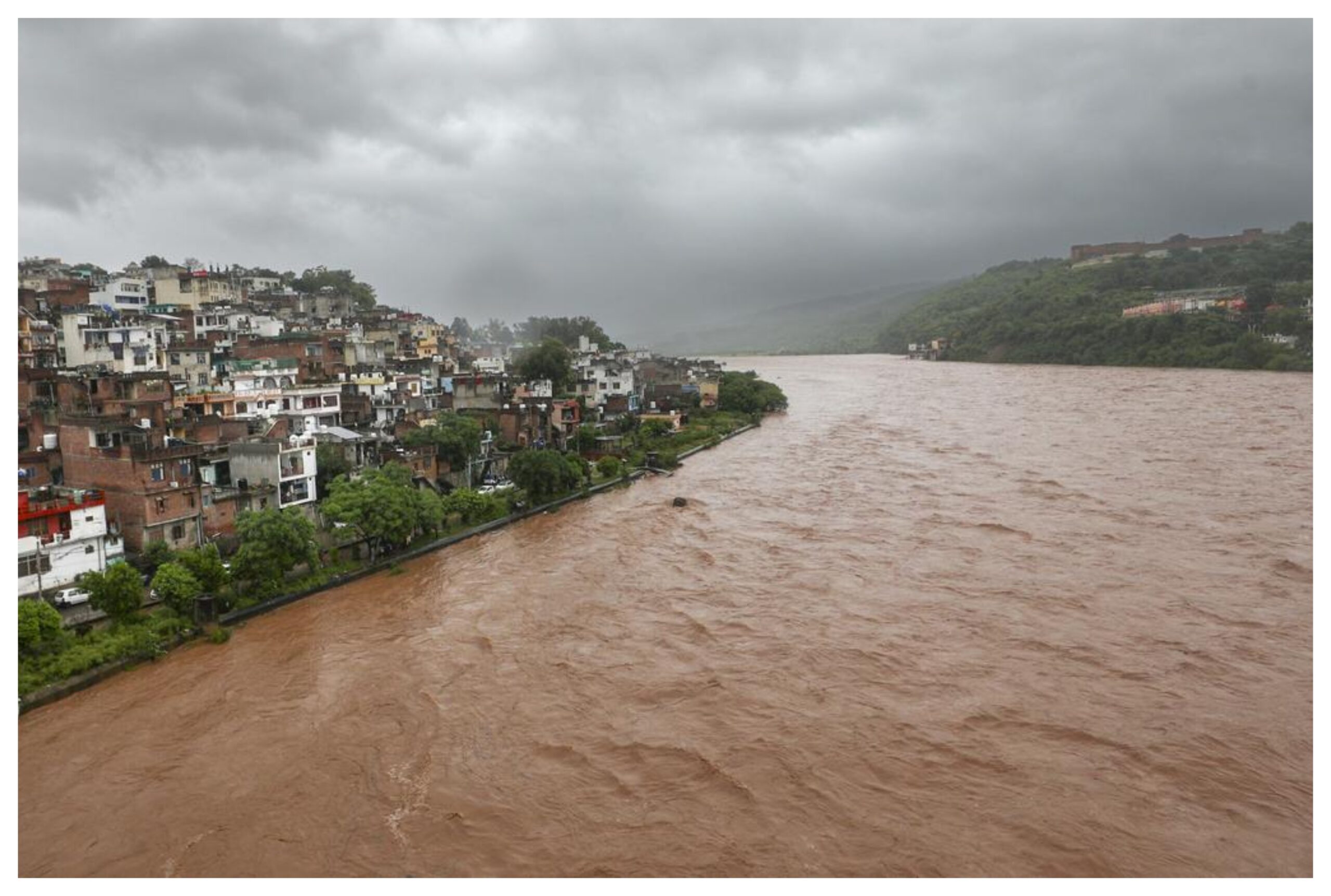 Jammu Kashmir: Heavy rain in Jammu division! Devastation in many areas, water level of rivers above warning level