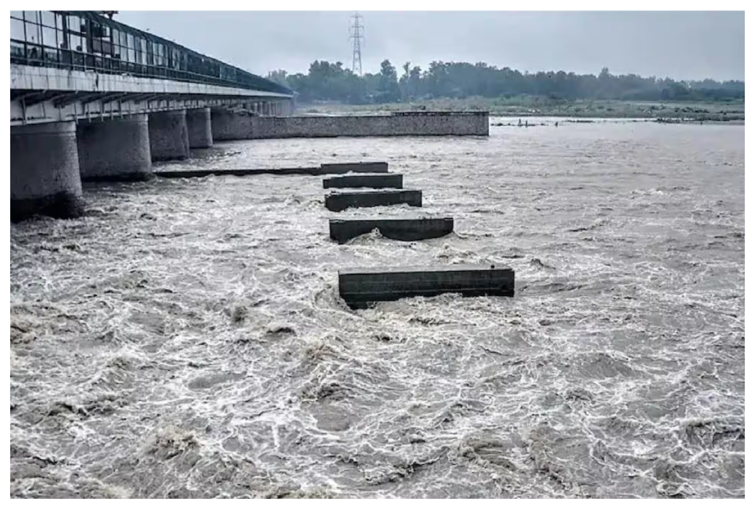 Delhi News: Flood threat in Delhi! Water level of Yamuna river rises, situation close to danger mark