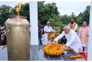 Bihar: Tribute paid to freedom fighters at 'Shaheed Smarak' in Patna, Chief Minister and Deputy Chief Minister were present