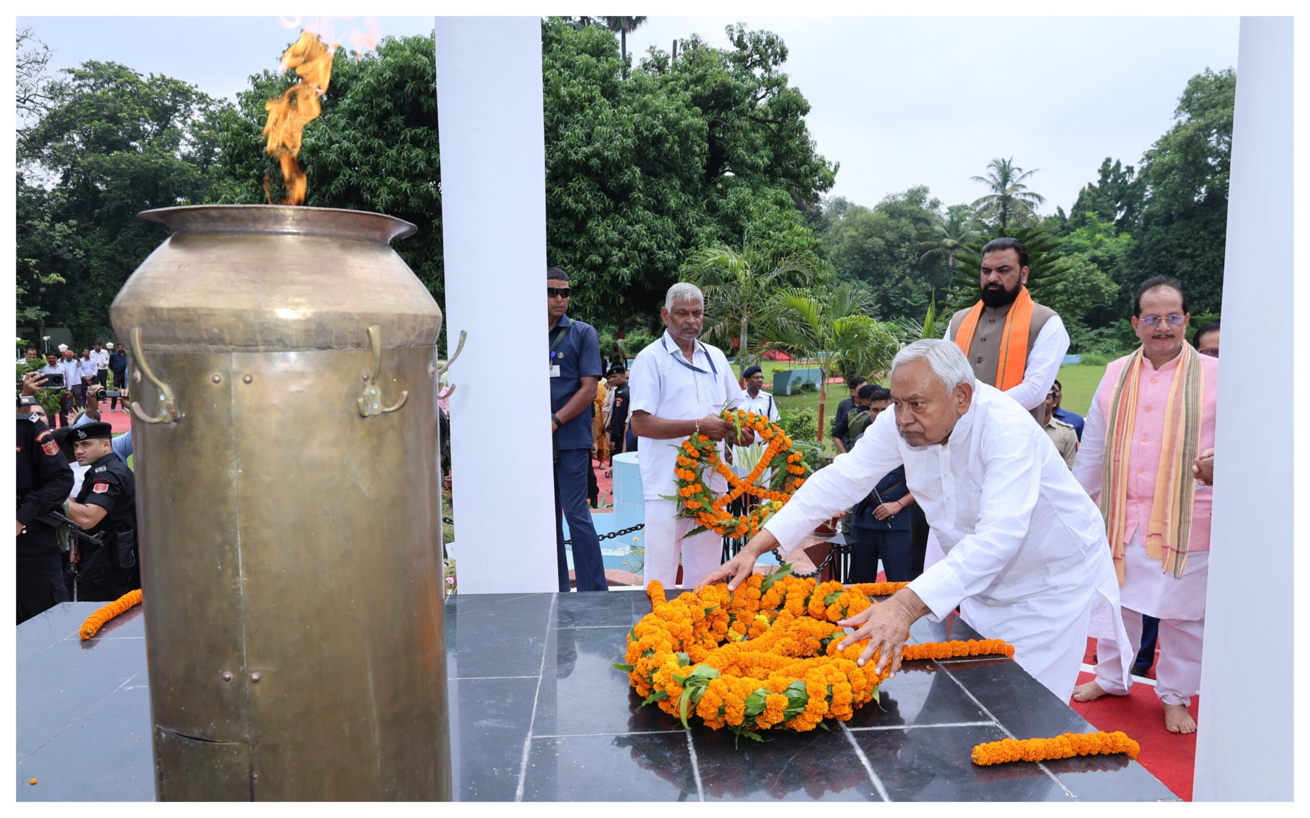 Bihar: Tribute paid to freedom fighters at 'Shaheed Smarak' in Patna, Chief Minister and Deputy Chief Minister were present