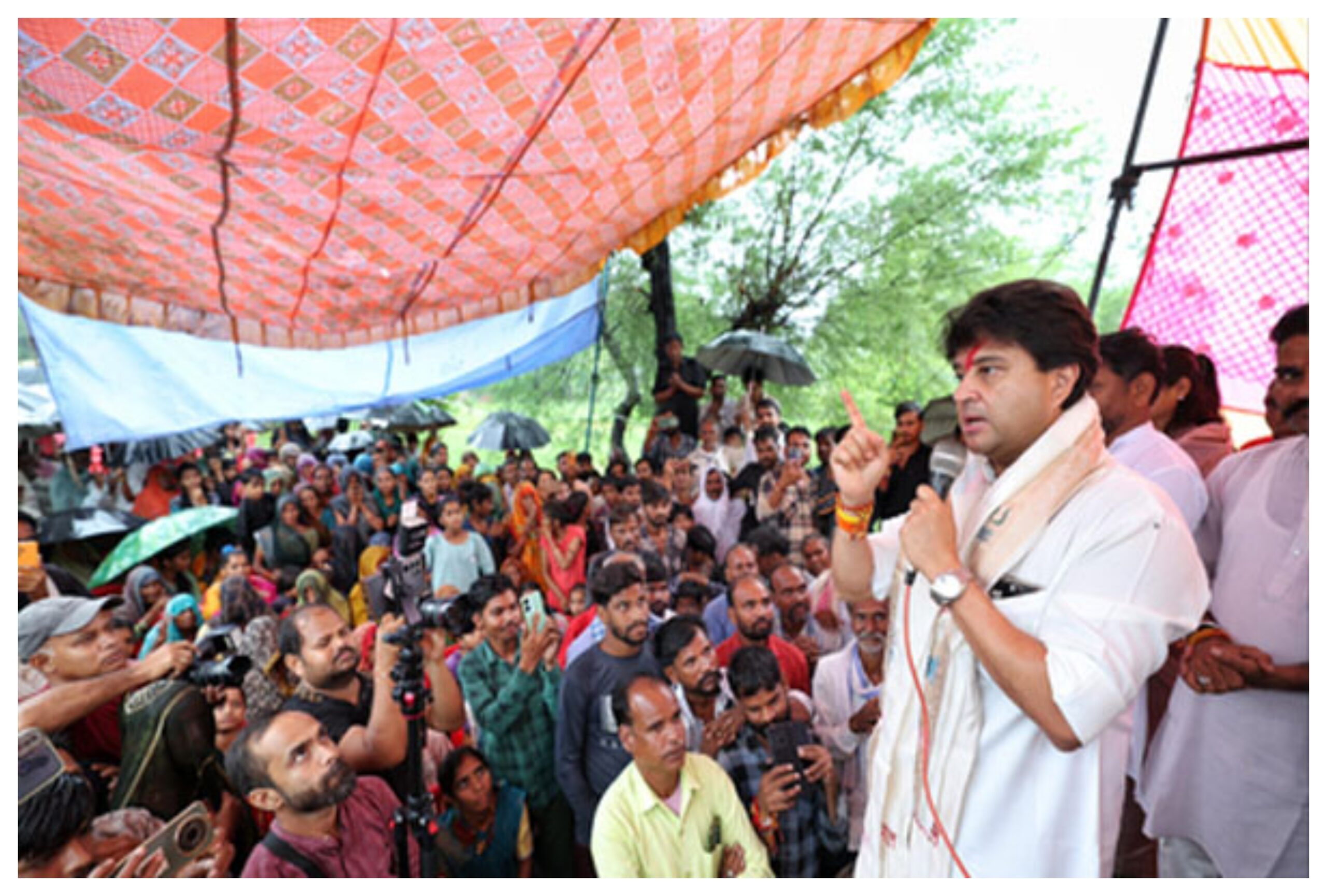 Madhya Pradesh: Flood wreaks havoc in Guna, Union Minister Jyotiraditya Scindia took stock of the situation
