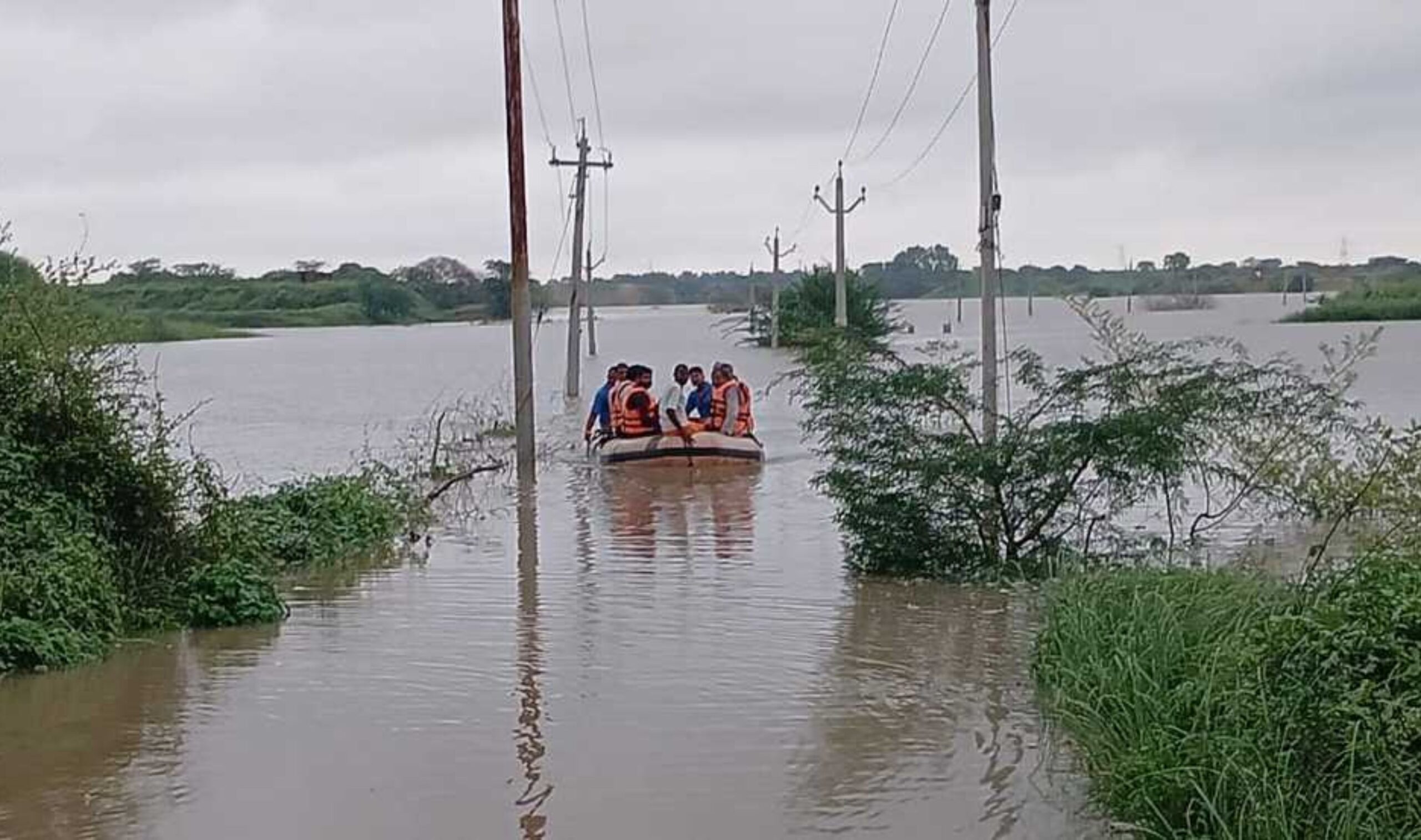 Uttar Pradesh: Despite the fall in the water level of Ganga and Yamuna, the Chhota Baghada area of Prayagraj is submerged