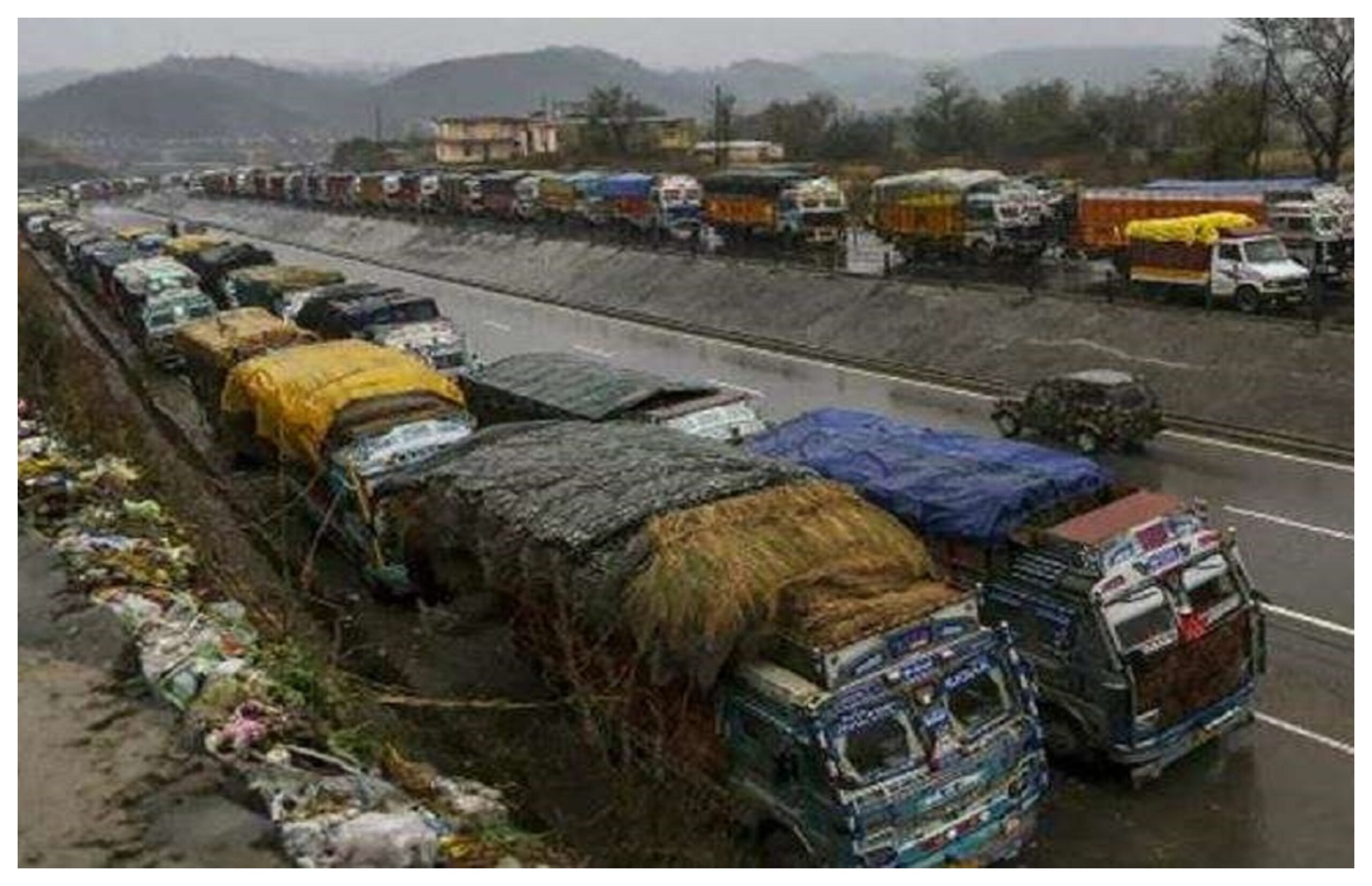 Jammu Kashmir: Trucks stuck on National Highway-44 in Jammu for the past several days, drivers demanded opening of the highway