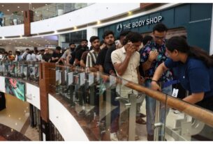 iPhone 17: Sales of iPhone 17 started in Delhi and Mumbai, people queued up in long queues