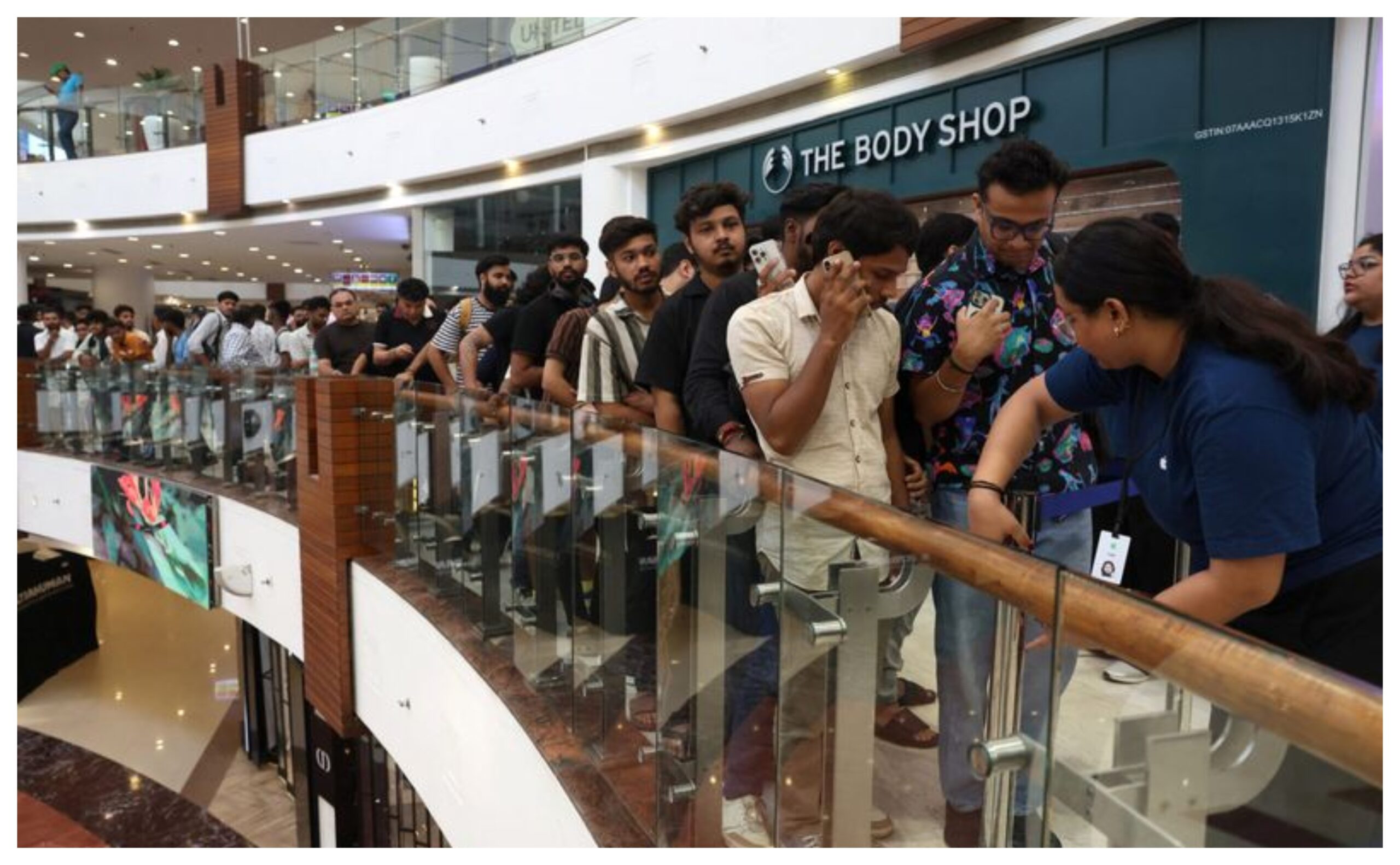 iPhone 17: Sales of iPhone 17 started in Delhi and Mumbai, people queued up in long queues