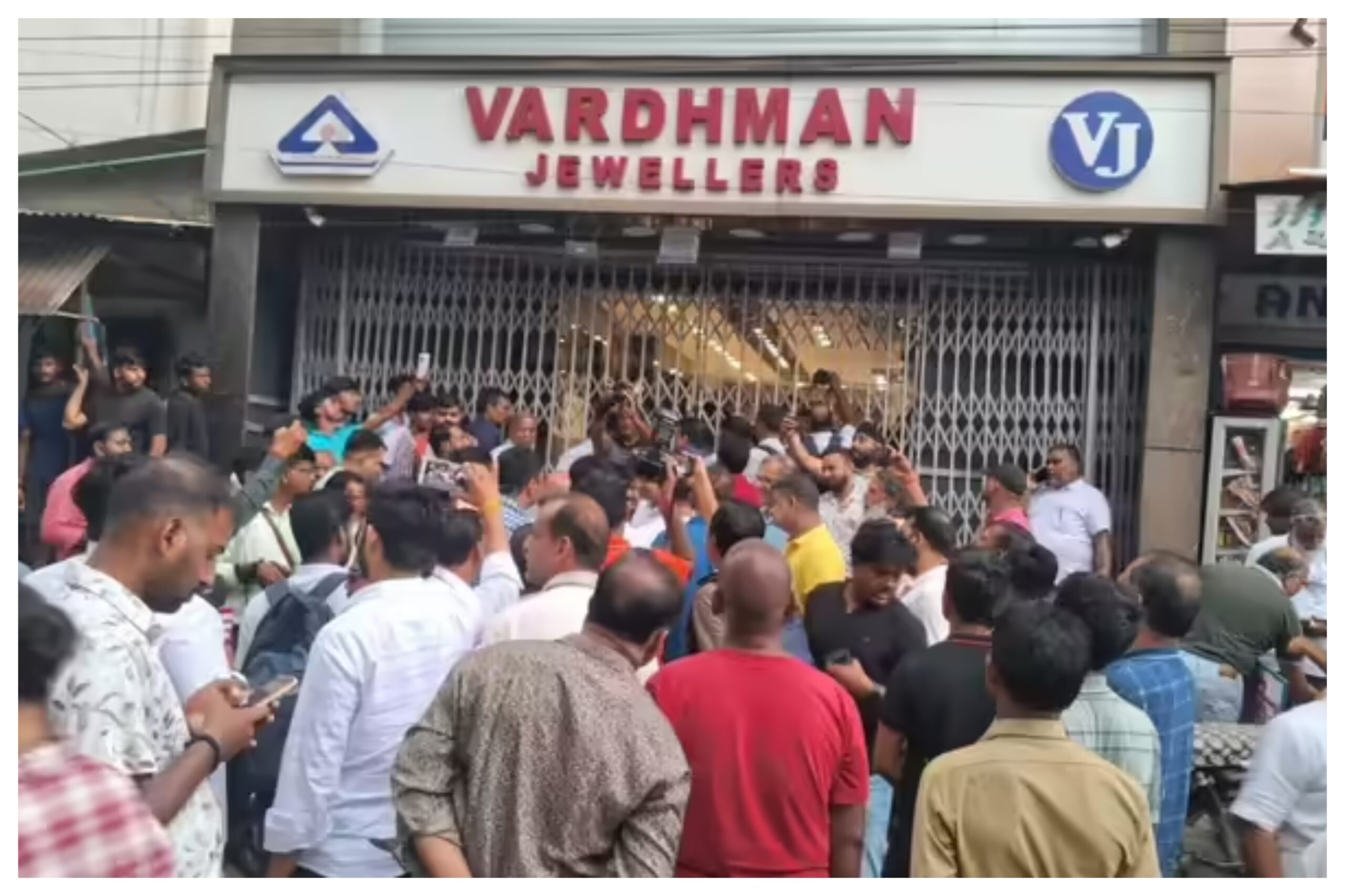 Jharkhand: Jewellery shop robbed at gunpoint, incident captured on CCTV