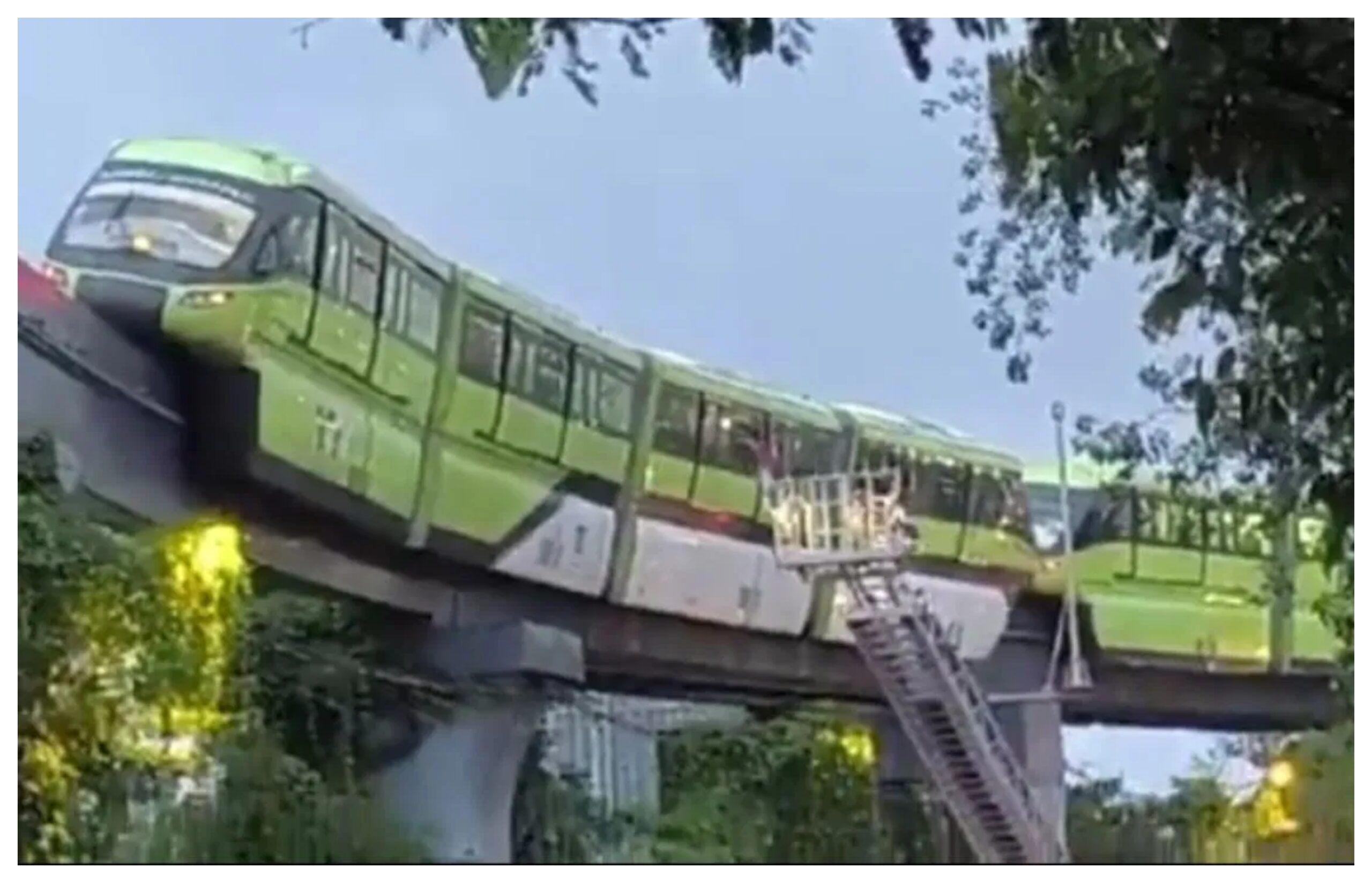 Mumbai Monorail: Due to technical fault in Mumbai, the wheels of the monorail stopped, 17 passengers were evacuated