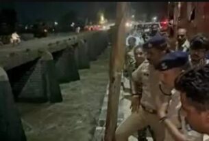 Ujjain Car Accident, shipra river policemen search operatins, shipra river police car fell, police car fell in shipra river Ujjain, Ujjain policemen search operation shipra river, mp news, Ujjain shipra river policemen search operation,