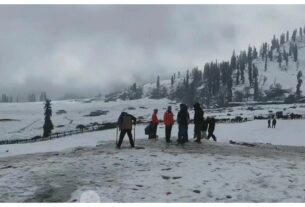 Jammu and Kashmir: Season's first snowfall in several parts of the valley, bringing cheers to tourists and businessmen