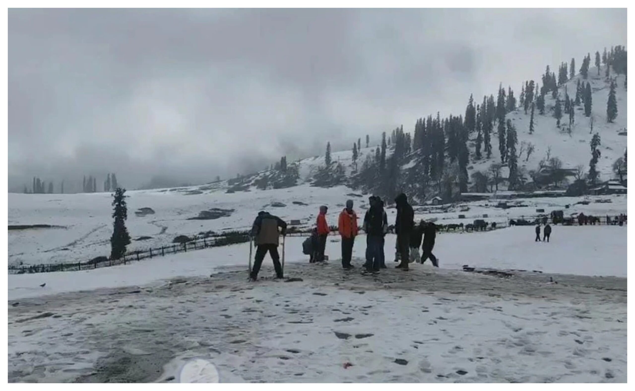 Jammu and Kashmir: Season's first snowfall in several parts of the valley, bringing cheers to tourists and businessmen