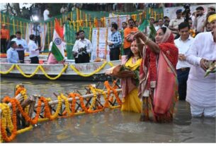 Chhath Puja: Delhi Chief Minister Rekha Gupta participated in Chhath Puja at Yamuna Ghat.