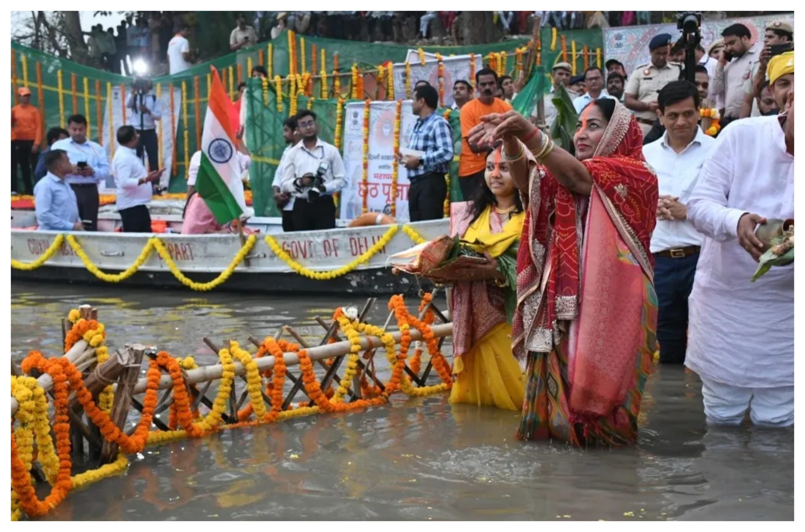 Chhath Puja: Delhi Chief Minister Rekha Gupta participated in Chhath Puja at Yamuna Ghat.
